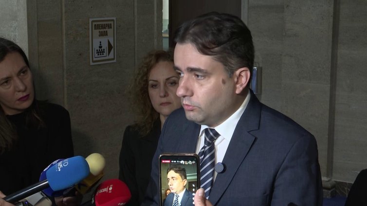 ДБ призова Десислава Атанасова да подаде оставка като конституционен съдия