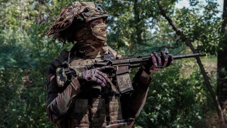 Руски командири продават модерните оръжия на черния пазар, войниците с автомати от 70-те