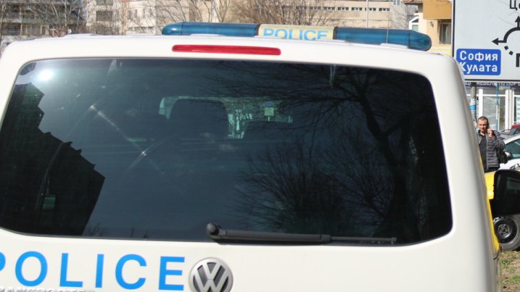 Арестуваха 52-годишна във Варна, обрала с газов пистолет оборота на супермаркет