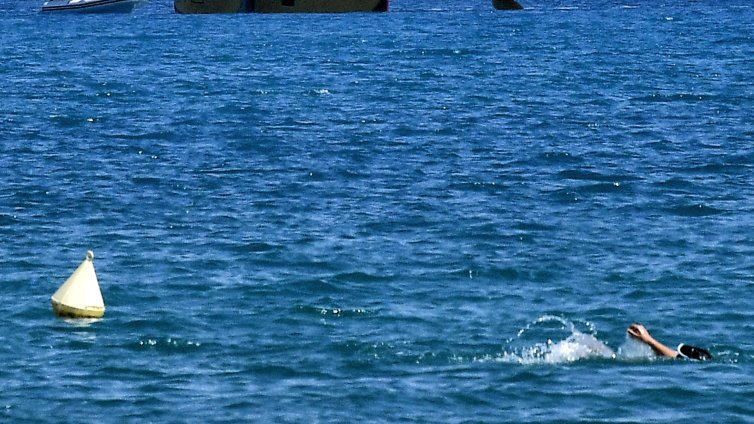 Силен вятър отнесе българи в морето край остров Лимнос, спасиха ги