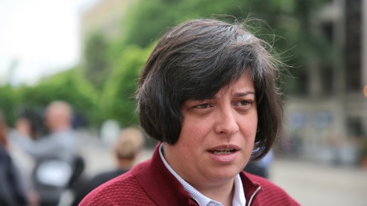 Русинова: Пътищата в България са в ужасно състояние от години