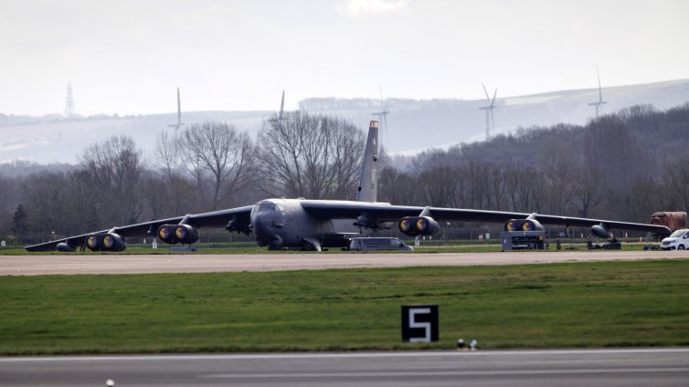 Защо оръжейни компании и чужди държави даряват $32 млн. на американски мозъчни тръстове