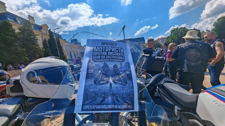 Мотористи на протест: Искат връщане на сезонната застраховка СНИМКИ 