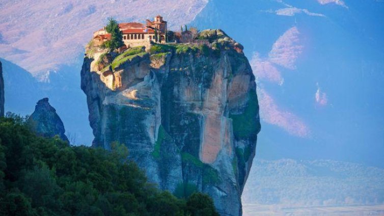 Жена загина след падане от скала в Метеора