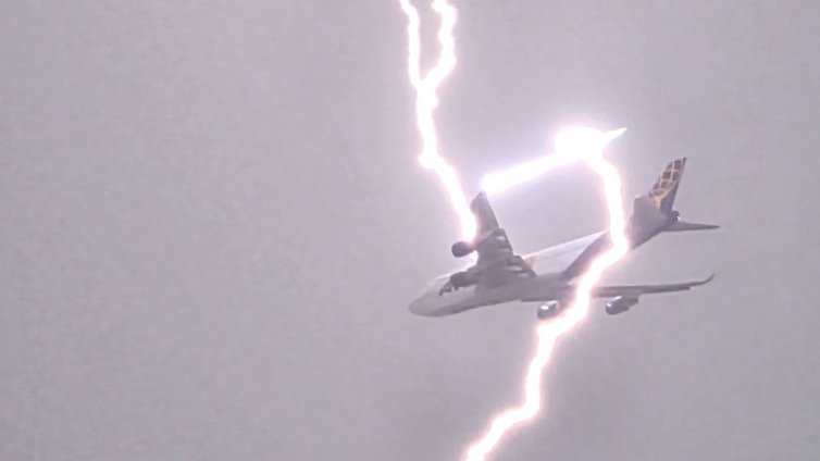 Светкавица удари самолет над Варна