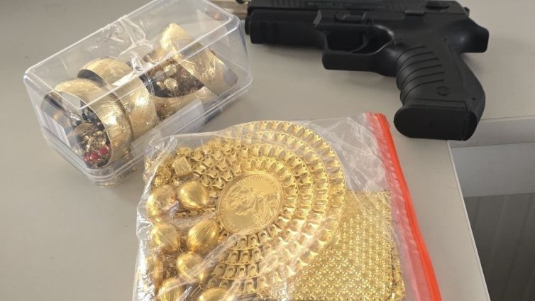 Митничари задържаха газов пистолет и злато на Калотина