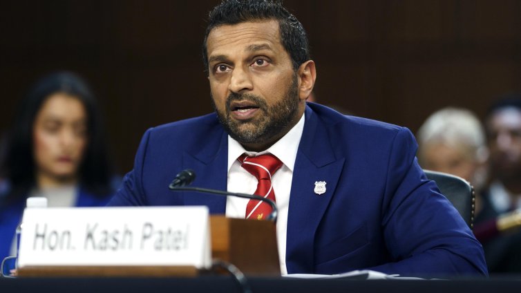 Директорът на ФБР се изложи, подари на новозеландци... незаконни пистолети 