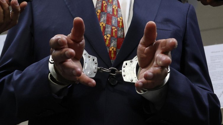 Мъж от Мейн влезе с взлом в апартамент, за да... отвори коледните подаръци