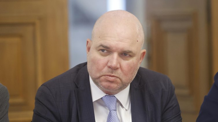 Панев: Радев е известен пилот и прави лупинги