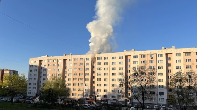 Пожар пламна в блок в Перник, гъст дим се издига над сградата