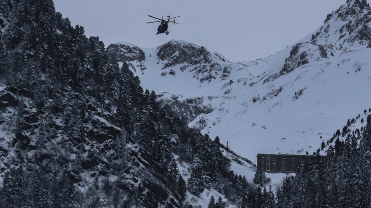 Трима души загинаха и още четирима са ранени при падане на две лавини във Френските Алпи