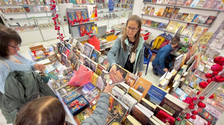 В кадър: Международният панаир на книгата заработи в НДК