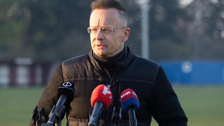 Къде изчезна Сиярто след загубата на Орбан? 