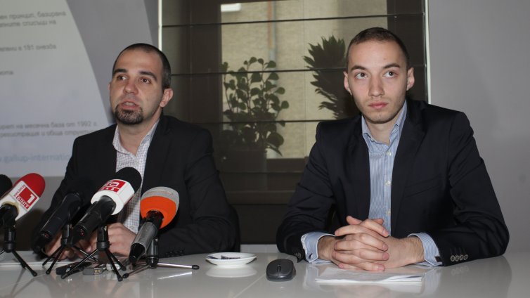 Радев постъпва военно &ndash; ще стои в окопа и изведнъж ще скочи на нож