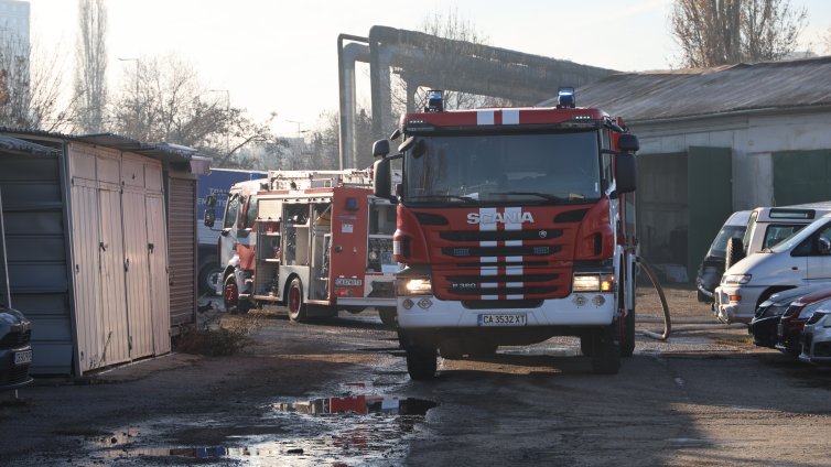 Пожар е избухнал в изоставена постройка в Русе