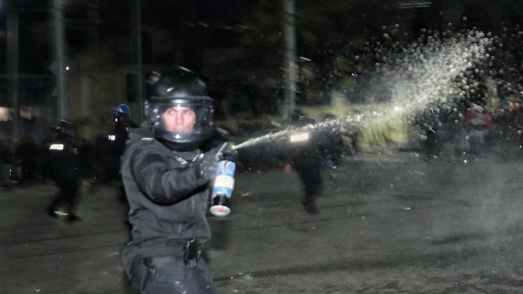 В кадър: Има задържани за погрома край централата на ДПС