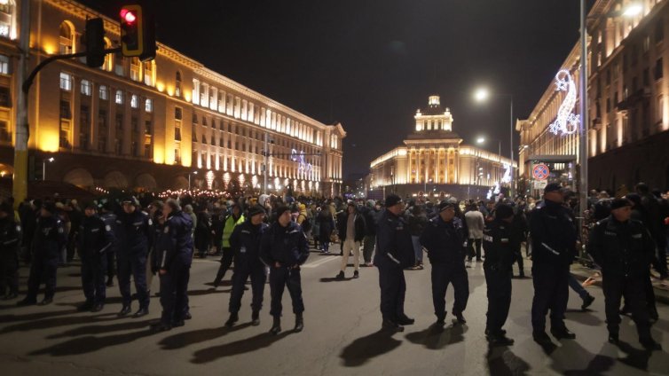 Дрога, ножове и боксове: Близо 20 души са задържани на протеста в София