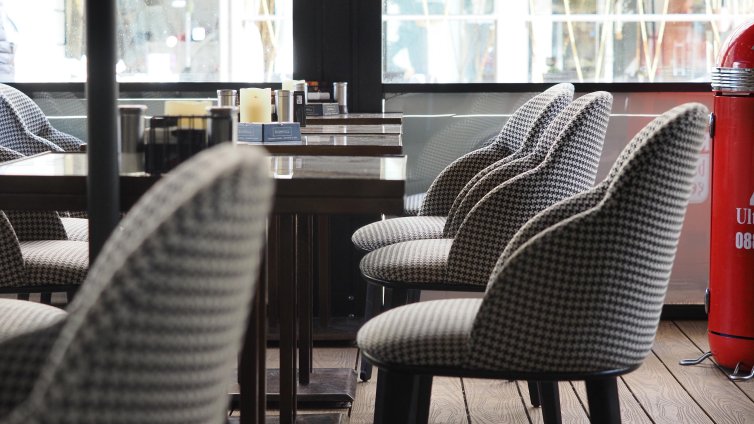 Ресторантьорите се жалват, че изнемогват, Бонев им заяви: Цените ви са като в Париж!