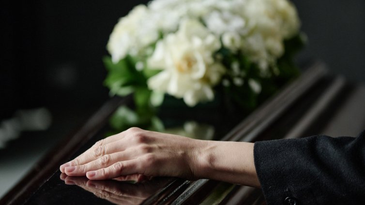 Жена си организира погребение на 80-ия юбилей, за да... не пропусне нищо (ВИДЕО)