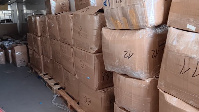 Митничари откриха 10 490 фалшиви спални комплекти в столичен склад