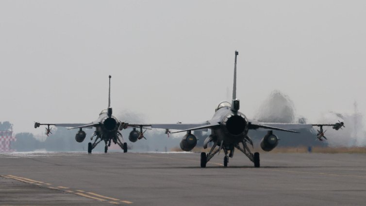 "Куриер де Балкан": На България ѝ трябваха F-16, често е обект на провокации от Русия