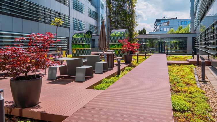 Модерният двор &ndash; как външните настилки променят визията на дома