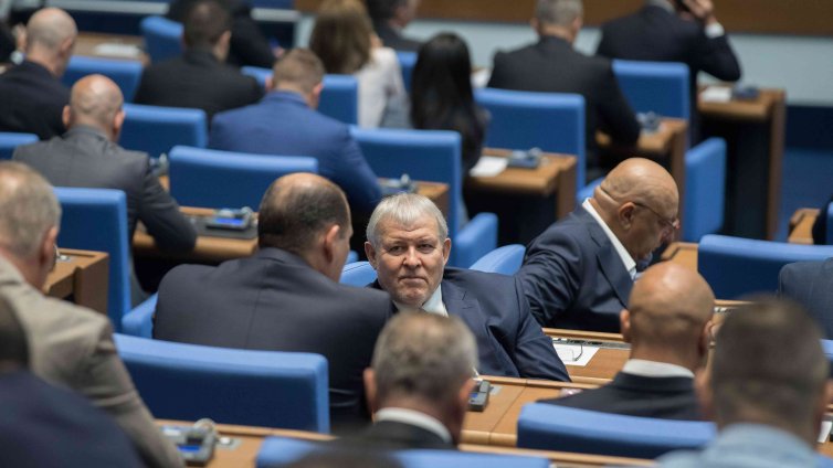 Жените на ръководни позиции у нас се увеличават, но мъжете във властта доминират