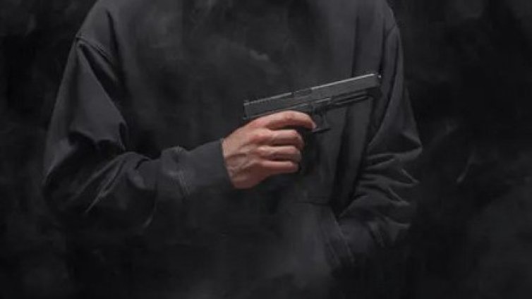 Дете на две години застреля майка си с пистолета на баща си