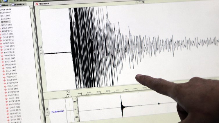 Земетресение с магнитуд 5,5 разтърси Турция и изкара хората по улиците