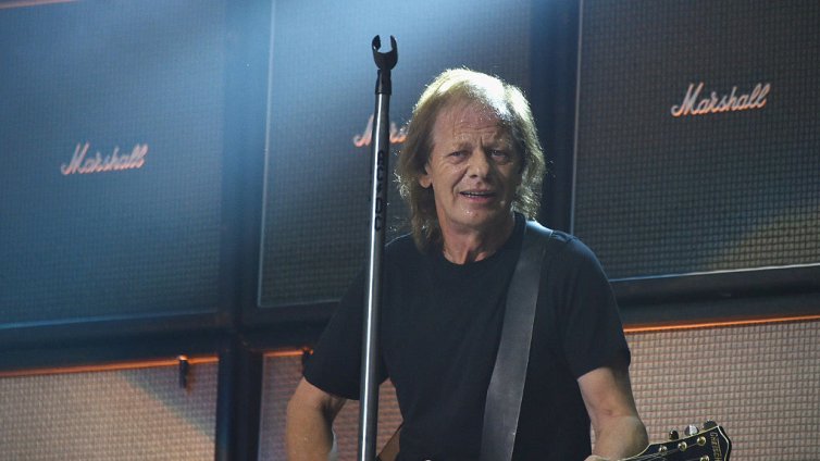 Китаристът на AC/DC Стиви Йънг е в болница в Буенос Айрес
