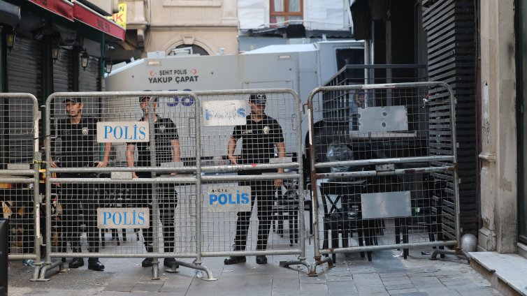 19-годишен преряза гърлото на прокурор в ресторант в Истанбул