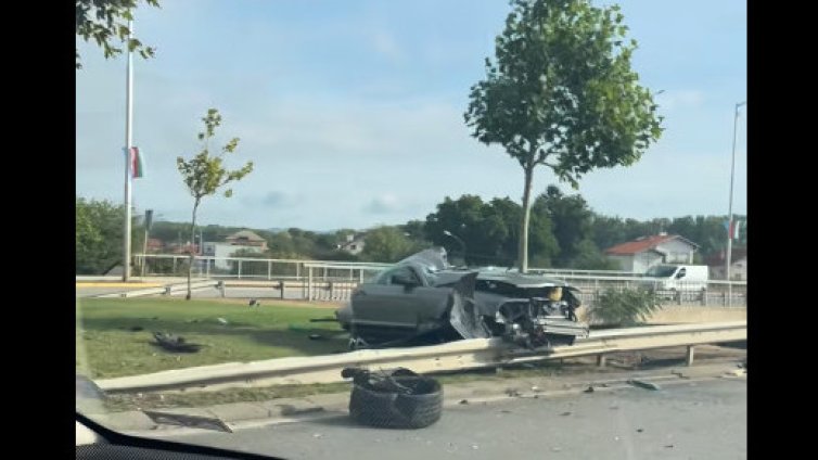 Кола е разцепена на две на столичния бул. "Ботевградско шосе" ВИДЕО