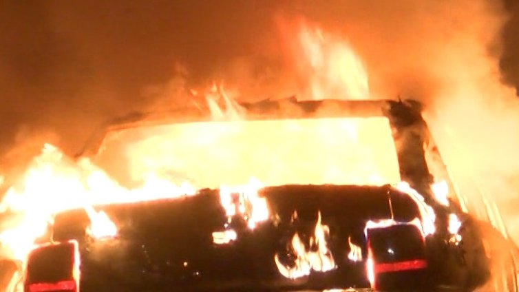 Кола изгоря напълно на "Цариградско шосе"