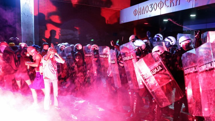 Жандармерията атакува с шокови гранати и сълзотворен газ протестиращи в Нови Сад