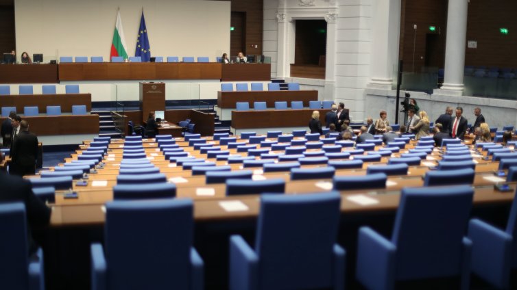 Едва 61 депутати се регистрираха в НС, кворум няма