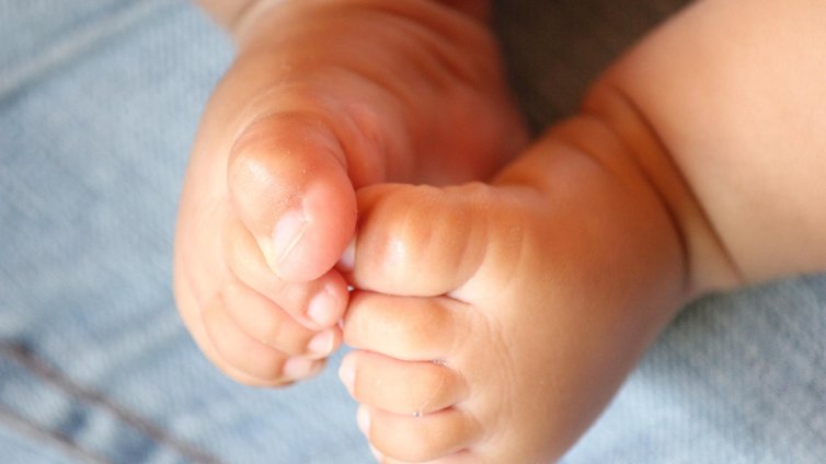 Ревниво петгодишно хвърли новороденото си братче от петия етаж 