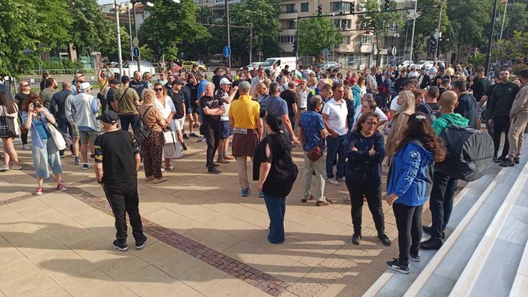 Варненци протестират срещу кмета Коцев, искат оставката му СНИМКИ