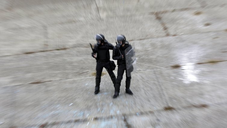 Трима карабинери загинаха, опитали да изведат незаконно настанили се в къща