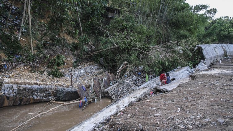 Извънредно положение във Филипините заради тайфуна "Калмаеги"