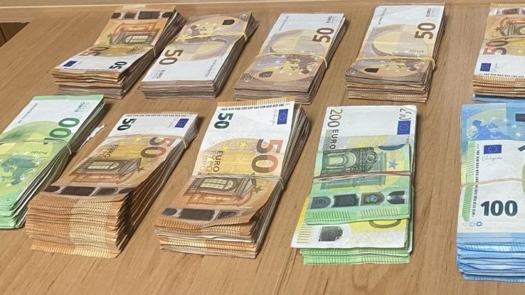 Недекларирана валута за 120 000 лв. откриха в леглото на турски шофьор