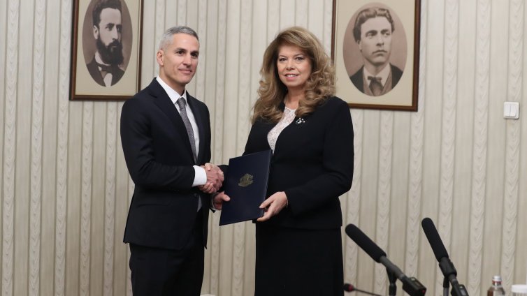 В кадър: Йотова поиска кабинет до една седмица, Гюров обеща експертен състав и спокойствие 