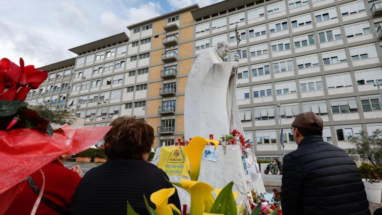 Оптимизъм за папата: Франциск реагира добре на лечението