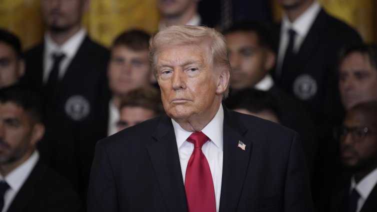 Публикуваха липсващи досиета на Епстийн, Тръмп насилвал непълнолетна?