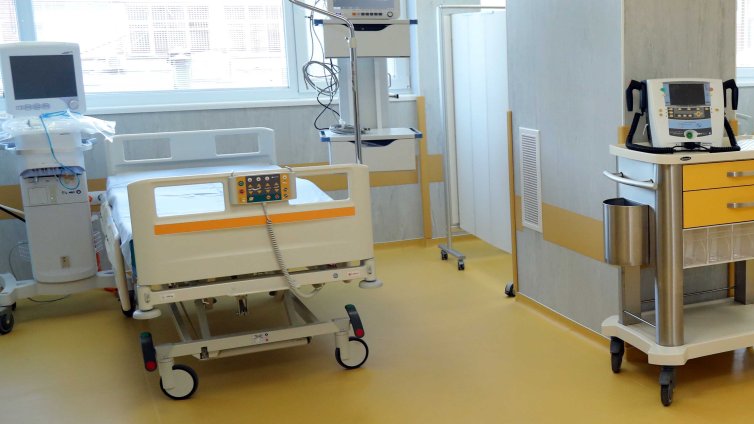 20-годишната, скочила от влак, е в много тежко състояние