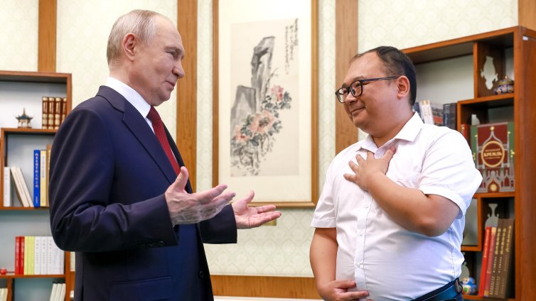 Китайчето, с което Путин се снима през 2000 г.: Изобщо не сте се променил! 