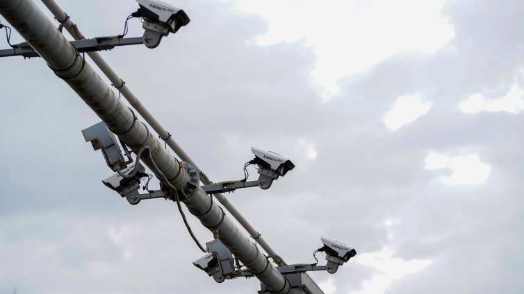 Глобяват за шофиране в аварийната лента на магистралите от днес