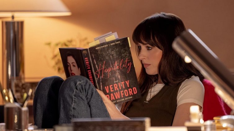 Ан Хатауей и Дакота Джонсън стават част от мрачна игра във "Verity" ВИДЕО