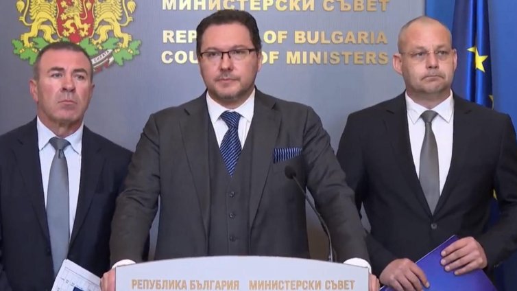 Митов: Купуването на икони е въведено от кабинета на Петков с вътрешен министър Рашков