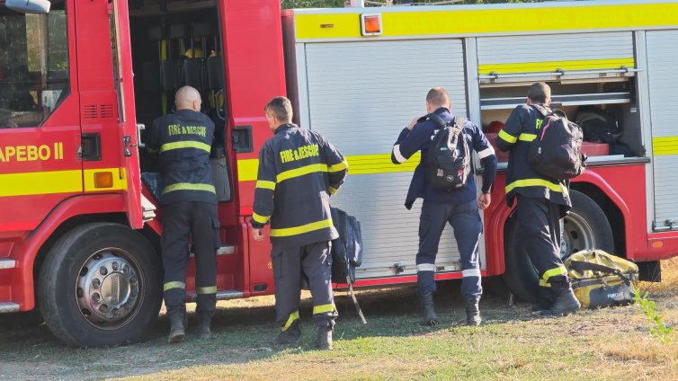 Пожар гори във вилната зона на Българово, евакуират хора