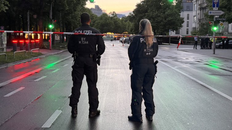 В Германия полицията застреля мъж, въоръжен с нож 